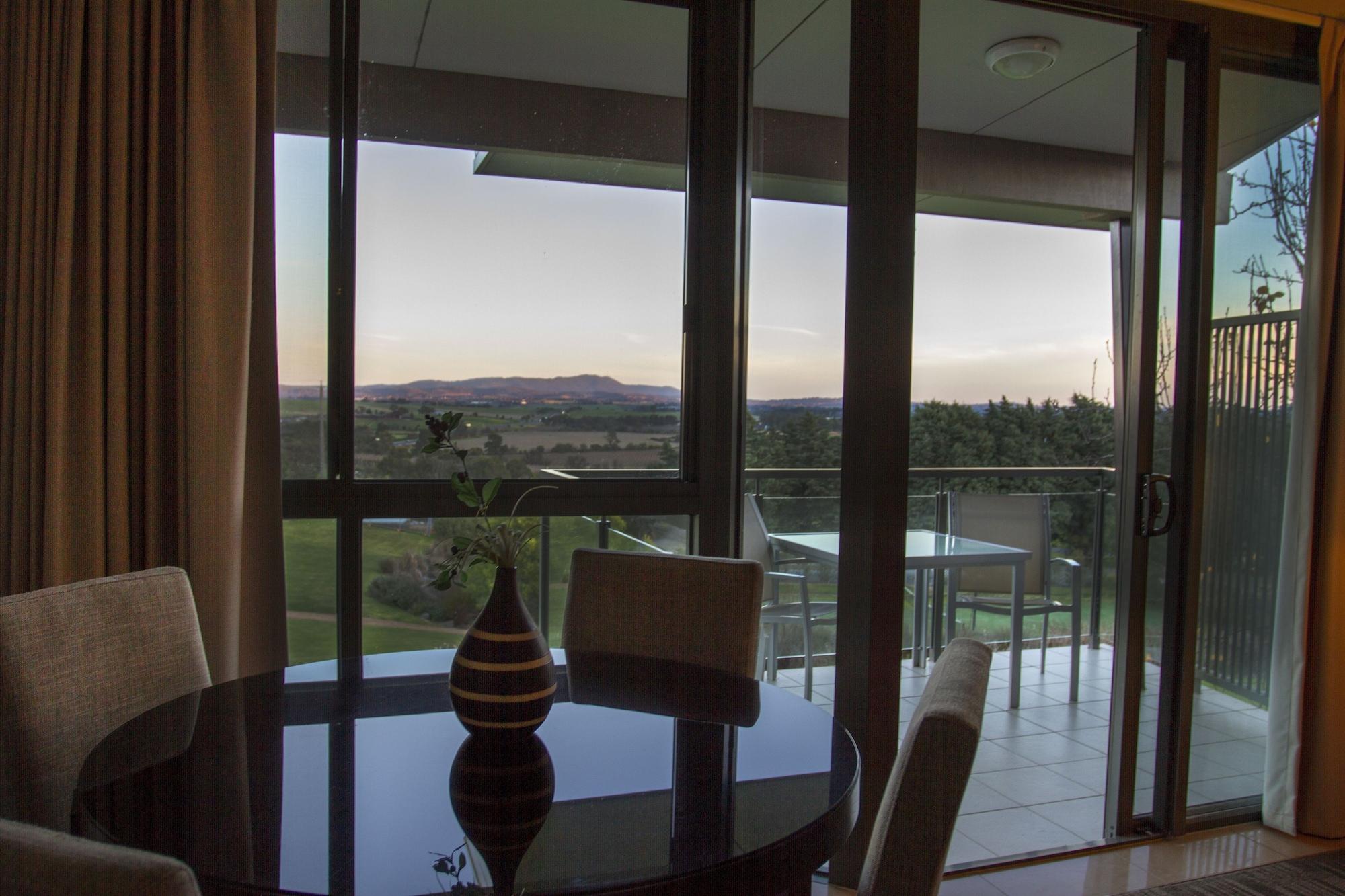 Balgownie Estate Yarra Valley Yarra Glen Exteriör bild A view of the Gold Coast hinterland from a resort apartment